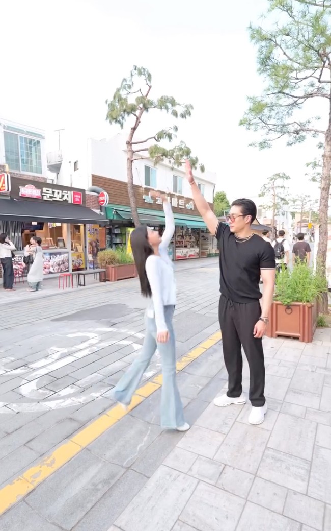 Di momen berbeda keduanya tampil santai namun tetap stylish. Giorgio dengan busana serba hitamnya sementara Sarwendah memilih padukan celana jeans biru muda dengan cardigan senada. Foto: Instagram/@sarwendah29