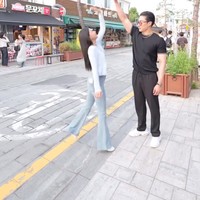 Di momen berbeda keduanya tampil santai namun tetap stylish. Giorgio dengan busana serba hitamnya sementara Sarwendah memilih padukan celana jeans biru muda dengan cardigan senada. Foto: Instagram/@sarwendah29