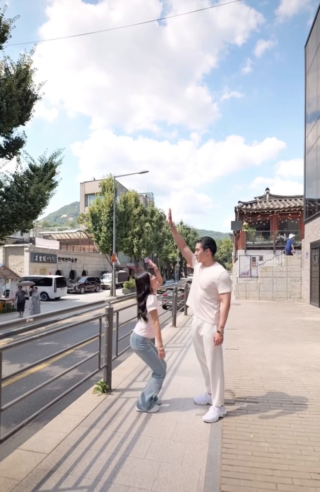 Kompak bikin konten bareng di setiap tempat-tempat yang mereka kunjungi di Korea, keduanya bak pasangan kekasih. Meski demikian baik Sarwendah maupun Giorgio tak penah mengatakan jika keduanya berpacaran, mereka mengaku hanya sebatas rekan kerja. Foto: Instagram/@sarwendah29