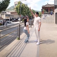 Kompak bikin konten bareng di setiap tempat-tempat yang mereka kunjungi di Korea, keduanya bak pasangan kekasih. Meski demikian baik Sarwendah maupun Giorgio tak penah mengatakan jika keduanya berpacaran, mereka mengaku hanya sebatas rekan kerja. Foto: Instagram/@sarwendah29