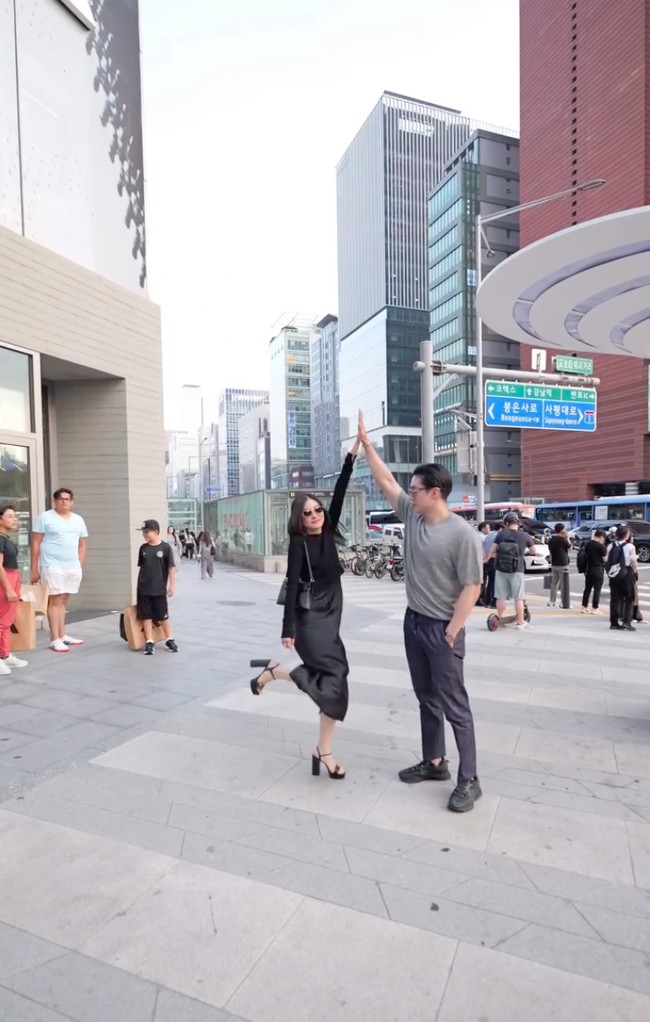 Outfit keduanya kembali terlihat serasi kala mengenakan busana bernuansa hitam dan abu-abu. Sarwendah tampil serba hitam dengan heels dan dress panjangnya, sementara Giorgio kenakan kaos abu-abu dipaddukan dengan celana hitam. Foto: Instagram/@sarwendah29