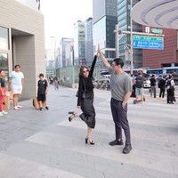 Outfit keduanya kembali terlihat serasi kala mengenakan busana bernuansa hitam dan abu-abu. Sarwendah tampil serba hitam dengan heels dan dress panjangnya, sementara Giorgio kenakan kaos abu-abu dipaddukan dengan celana hitam. Foto: Instagram/@sarwendah29