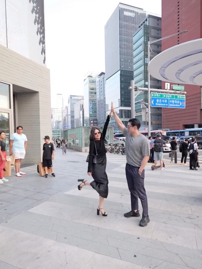 7 Gaya Serasi Sarwendah & Giorgio Antonio Jalan-jalan Bareng ke Korea