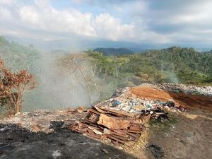 TPA di Manggarai Terbakar Sejak 1 Agustus, ASN Laki-laki Ikut Padamkan Api