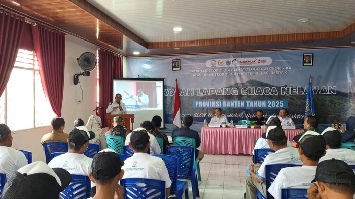 Sejumlah nelayan mengikuti sekolah lapang cuaca nelayan. Mereka dilatih untuk melek teknologi.