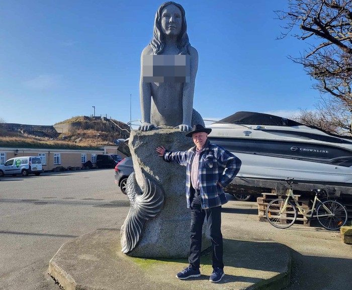 Seniman Peter Bech dan patung mermaid besar