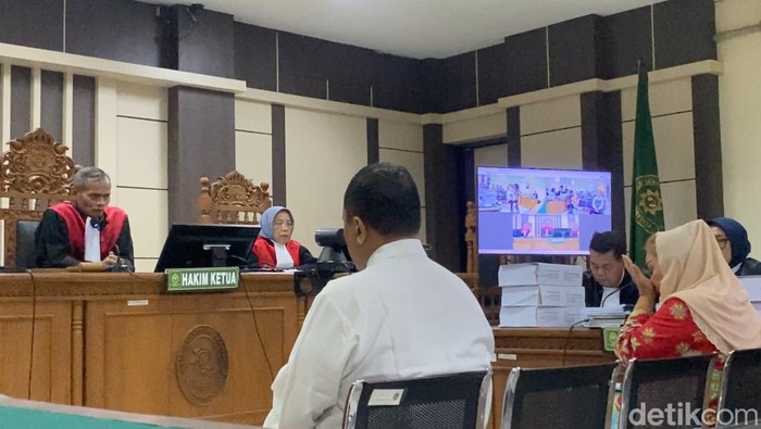 Mantan Wali Kota Semarang, Hevearita Gunaryanti Rahayu dalam sidang kasus dugaan korupsi dirinya suaminya, Alwin Basri di Pengadilan Tipikor Semarang, Kecamatan Semarang Barat, Rabu (6/8/2025).