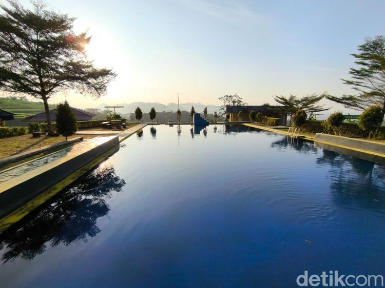 Potret Keindahan Kolam Renang Side Land Kaduela Kuningan