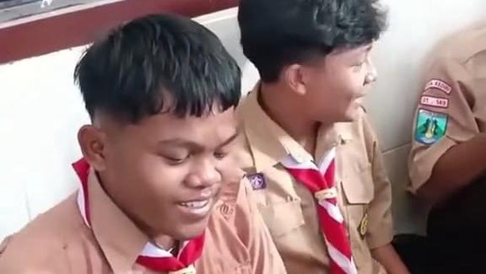Enggar, siswa SMK PGRI 1 Kota Kediri saat mendapat kejutan dibelikan sepatu dari teman-teman kelasnya