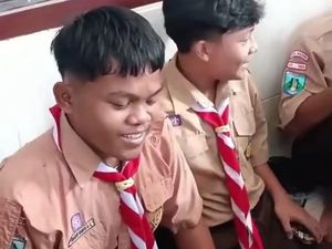 Salut! Siswa SMK di Kediri Patungan Ganti Sepatu Teman yang Bolong