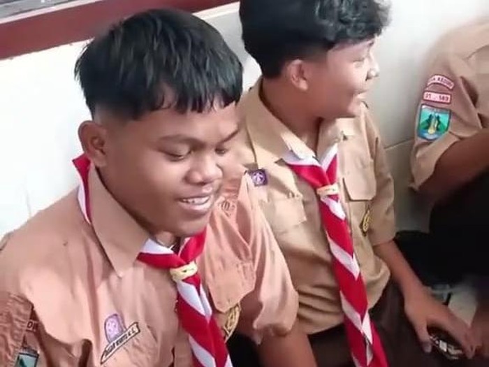 Enggar, siswa SMK PGRI 1 Kota Kediri saat mendapat kejutan dibelikan sepatu dari teman-teman kelasnya