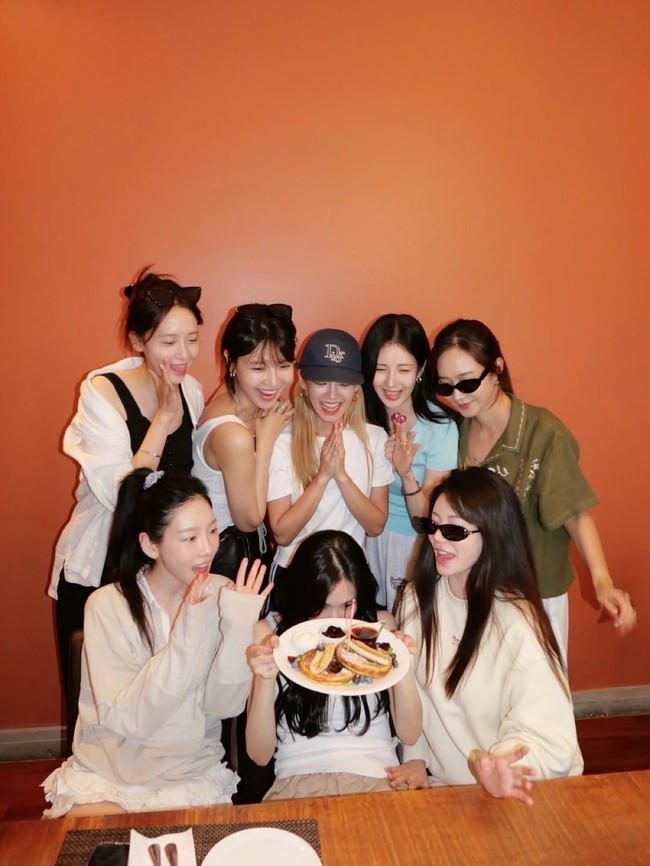 Delapan personel SNSD Taeyeon, Sunny, Tiffany, Hyoyeon, Yuri, Sooyoung, Yoona, dan Seohyun hadir dalam formasi lengkap. Termasuk Sunny, yang absen tahun lalu karena berada di luar Korea. Foto: Instagram