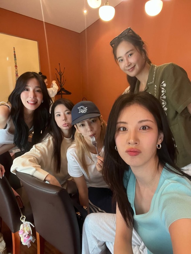 Di tengah perayaan tersebut, tampak personel SNSD tiba-tiba berdiskusi serius. Meskipun audionya dibisukan, SONE yakin bahwa Taeyeon cs tengah membicarakan rencana comeback saat perayaan ulang tahun mereka ke-20. Foto: Instagram