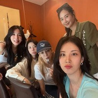 Di tengah perayaan tersebut, tampak personel SNSD tiba-tiba berdiskusi serius. Meskipun audionya dibisukan, SONE yakin bahwa Taeyeon cs tengah membicarakan rencana comeback saat perayaan ulang tahun mereka ke-20. Foto: Instagram