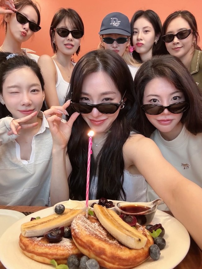 SONE sontak heboh menduga SNSD akan comeback dengan tur dunia di tahun 2027. Pasalnya Tiffany Young tampak menyebutkan 10 kota yang berbeda dalam unggahan vlog Yuri. Foto: Instagram