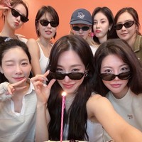SONE sontak heboh menduga SNSD akan comeback dengan tur dunia di tahun 2027. Pasalnya Tiffany Young tampak menyebutkan 10 kota yang berbeda dalam unggahan vlog Yuri. Foto: Instagram