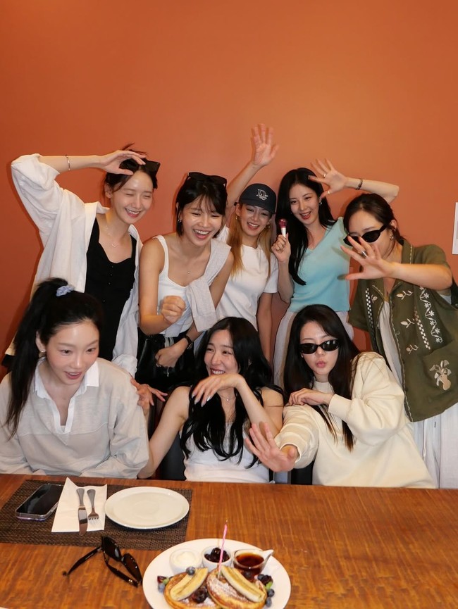 Dalam kesempatan itu, para personel SNSD terlihat santai dalam balutan busana kasual, bernuansa putih. Momen makan siangnya terasa begitu hangat. Foto: Instagram