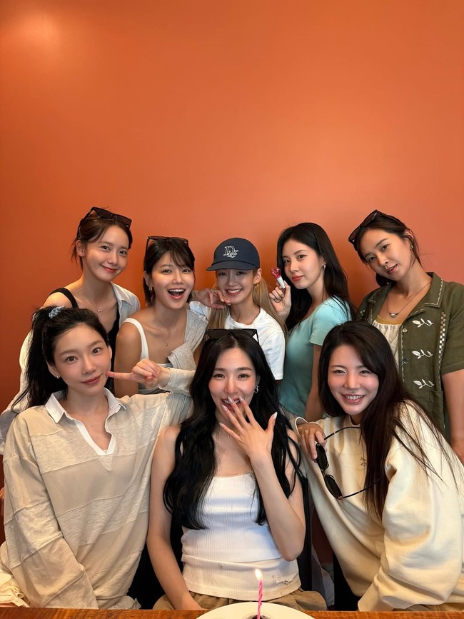 Girl group legendaris Korea, SNSD berkumpul untuk merayakan ulang tahun personelnya, Tiffany Young sekaligus debut mereka ke-18. Tradisi tahunan ini terus berjalan setiap bulan Agustus, mengobati kangen para penggemar. Foto: Instagram