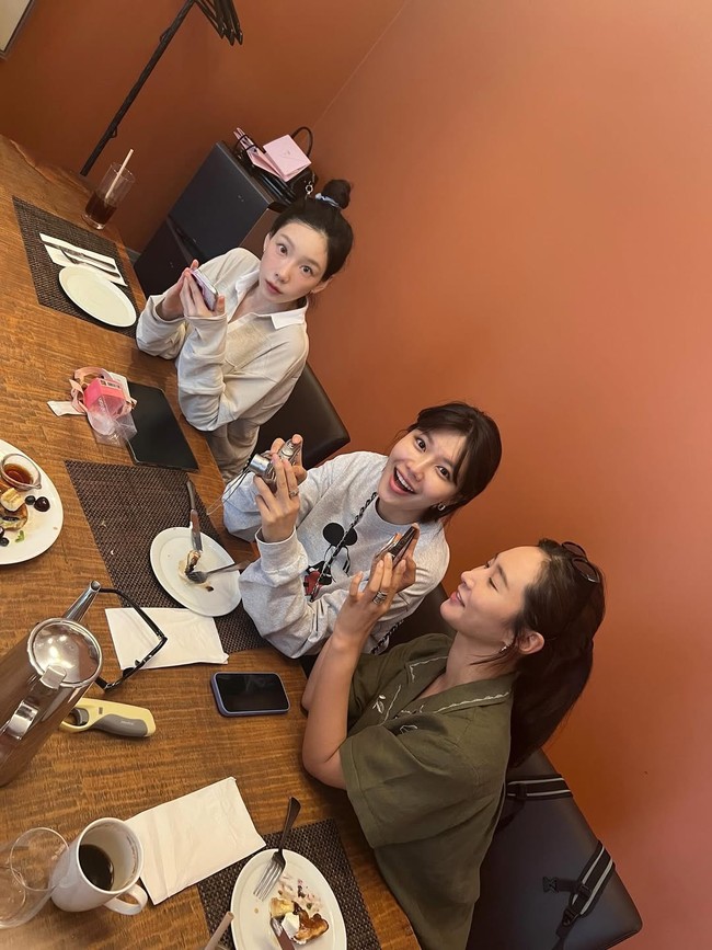 Bertepatan dengan tanggal debut SNSD, 5 Agustus, personelnya Yuri mengunggah vlog yang memperlihatkan behind the scenes dari perayaan ini. Foto: Instagram