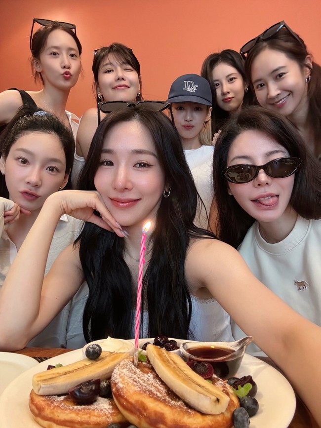 Netizen terpesona melihat wajah personel SNSD nyaris tak berubah sejak debut pada tahun 2007. Visual Taeyeon cs tetap awet muda, seolah tak menua. Foto: Instagram