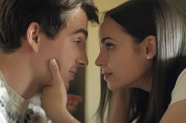 My Oxford Year menjadi film Netflix keenam Sofia Carson. Dia menjadi kesayangan Netflix lewat perannya dalam film bergenre romantis seperti Purple Hearts, The Life List dan terbaru My Oxford Year. Foto: Dok. Netflix, Instagram Sofia Carson