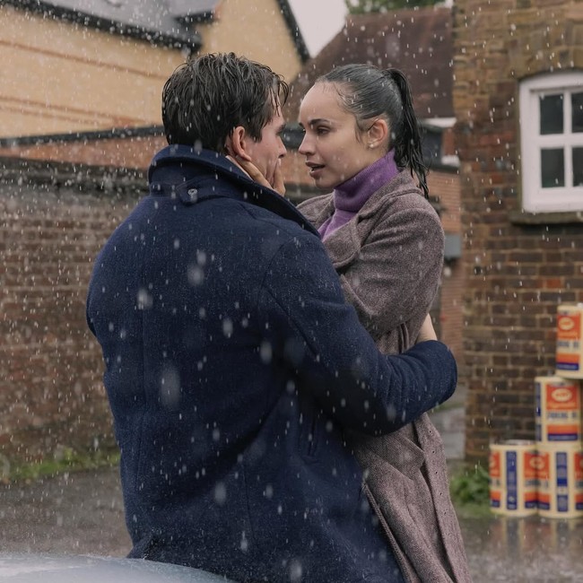 Namun kehidupannya sebagai mahasiswi S-2 di Universitas Oxford mengubah jalan hidupnya. Dalam My Oxford Year dikisahkan Anna De La Vega (pemain Sofia Carson) awalnya sudah merencanakan hidupnya dengan sempurna. Dia akan bekerja di Goldman Sachs setelah lulus dari Oxford. Ternyata di kampus bersejarah itu dia menemukan belahan jiwanya, Jamie. Foto: Dok. Netflix, Instagram Sofia Carson