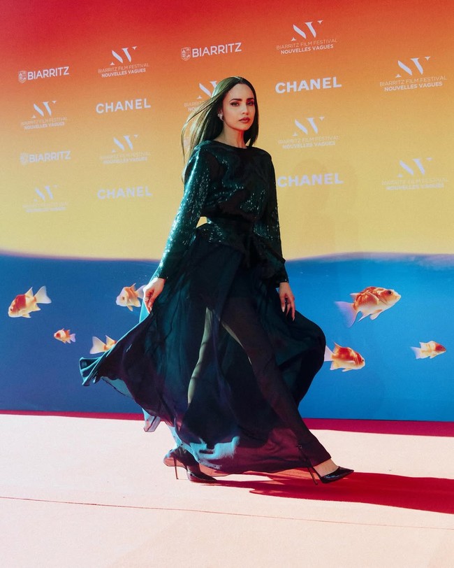 Sofia Carson memulai kariernya di dunia akting dengan menjadi bintang tamu dalam serial Disney Channel, Austin & Ally pada 2014. Dia berhasil mencuri perhatian dunia saat muncul dalam film televisi musikal fantasi Disney, Descendants pada 2015. Foto: Dok. Netflix, Instagram Sofia Carson