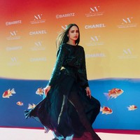 Sofia Carson memulai kariernya di dunia akting dengan menjadi bintang tamu dalam serial Disney Channel, Austin & Ally pada 2014. Dia berhasil mencuri perhatian dunia saat muncul dalam film televisi musikal fantasi Disney, Descendants pada 2015. Foto: Dok. Netflix, Instagram Sofia Carson