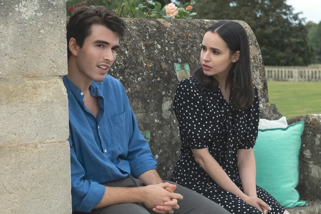 Dalam My Oxford Year, Sofia berperan sebagai Anna De La Vega, mahasiswi S-2 di Universitas Oxford yang berasal dari New York. Dia dikisahkan jatuh cinta dengan dosennya sendiri, Jamie Davenport (pemain Corey Mylchreest). Foto: Dok. Netflix, Instagram Sofia Carson