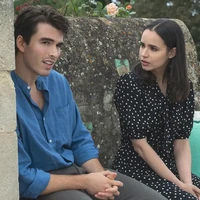 Dalam My Oxford Year, Sofia berperan sebagai Anna De La Vega, mahasiswi S-2 di Universitas Oxford yang berasal dari New York. Dia dikisahkan jatuh cinta dengan dosennya sendiri, Jamie Davenport (pemain Corey Mylchreest). Foto: Dok. Netflix, Instagram Sofia Carson