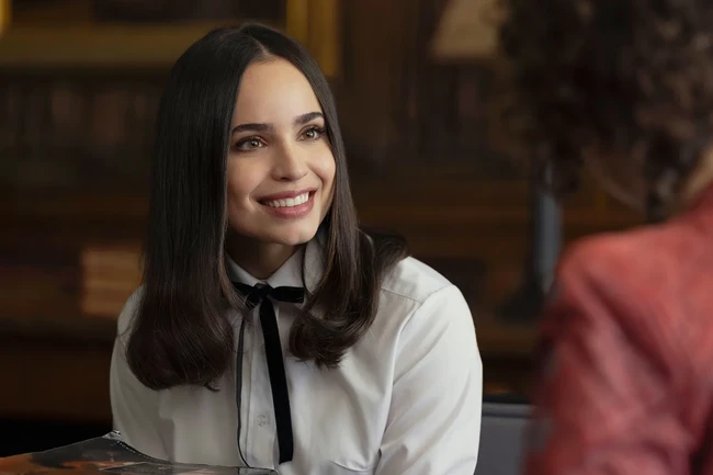 Sofia Carson digambarkan sebagai sosok gadis pintar lulusan Universitas Cornell dengan predikat summa cum laude. Dia juga sudah mendapatkan tawaran kerja dari perusahaan investasi keuangan ternama Goldman Sachs. Foto: Dok. Netflix, Instagram Sofia Carson