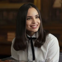 Sofia Carson digambarkan sebagai sosok gadis pintar lulusan Universitas Cornell dengan predikat summa cum laude. Dia juga sudah mendapatkan tawaran kerja dari perusahaan investasi keuangan ternama Goldman Sachs. Foto: Dok. Netflix, Instagram Sofia Carson