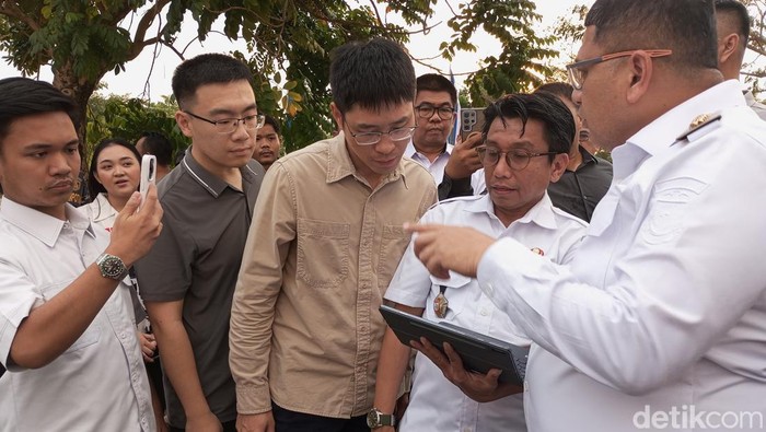 Wali Kota Makassar Munafri Appi Arifuddin mengajak perusahaan konstruksi asal China, CAMC Engineering Co. Ltd (CAMCE) melihat lokasi proyek pembangunan Stadion Untia.