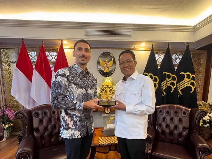 Suami Jessica Iskandar jadi WNI Jessica Iskandar dalam Instagram miliknya.