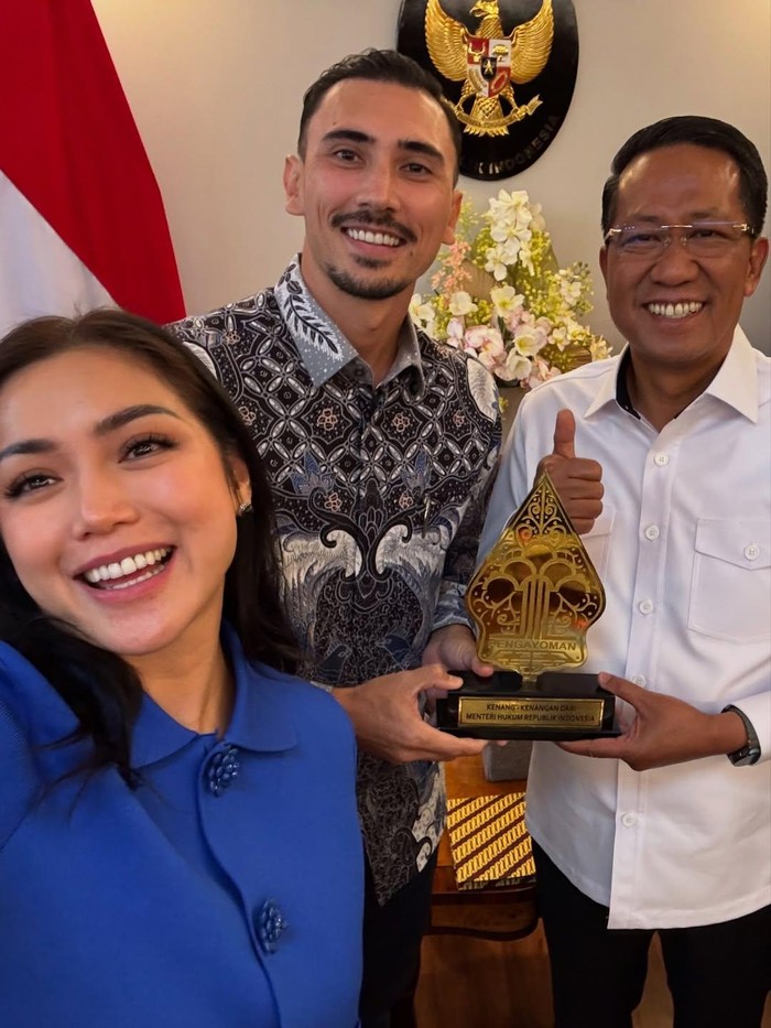 Suami Jessica Iskandar jadi WNI Jessica Iskandar dalam Instagram miliknya.