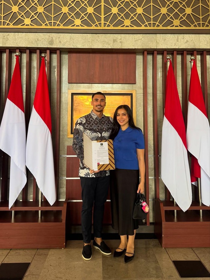 Suami Jessica Iskandar jadi WNI Jessica Iskandar dalam Instagram miliknya.