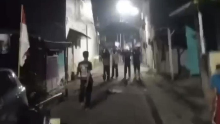 Suasana mencekam saat rombongan pesilat bentrok dengan warga yang sedang kerja bakti di Gresik.
