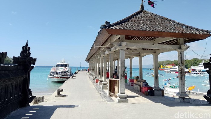 Suasana Pelabuhan Rakyat Padangbai akibat penyeberangan fast boat ditunda, Rabu (6/8/2025).