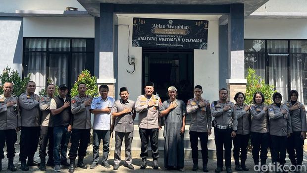 Tanam jagung Polresta Malang Kota menggandeng Pondok Pesantren Hidayatul Mubtadi'in, Kelurahan Tasikmadu, Kecamatan Lowokwaru, Kota Malang