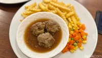 Gehaktballen (Rp 75 ribu) jadi jagoan Tante Thea Snoephuis. Berupa bola-bola daging sapi yang disajikan bersama saus demi glace gurih. Foto: Andi Annisa DR/detikfood