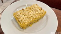 Macaronie Schotel (Rp 60 ribu) porsinya besar, bisa jadi camilan 2-3 orang. Macaronie Schotel dibuat dengan paduan makaroni, susu, keju, dan daging sapi asap. Foto: Andi Annisa DR/detikfood