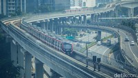 LRT Jakarta melaju di lintasan. Nailul menambahkan BPS harusnya menjadi badan yang mengedepankan informasi data yang akurat tanpa ada intervensi pemerintah. Sementara itu, pihak Istana melalui Menteri Sekretaris Negara Prasetyo Hadi buka suara mengenai raihan pertumbuhan ekonomi yang membuat banyak orang terkejut. Prasetyo menjelaskan pertumbuhan ekonomi dihitung BPS berdasarkan gabungan beberapa komponen yang berkontribusi terhadap pergerakan ekonomi nasional, seperti belanja rumah tangga, belanja pemerintah, dan investasi. Foto: Rifkianto Nugroho/detikcom