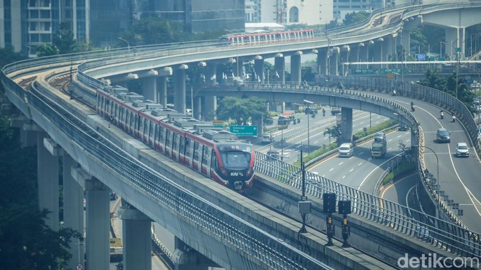 Lanskap gedung pencakar langit di Jakarta, Rabu (6/8/2025). Badan Pusat Statistik (BPS) mengumumkan pertumbuhan ekonomi triwulan II-2025 tembus 5,12%. Angka ini Lebih tinggi dibandingkan triwulan I yang sebesar 4,87%.