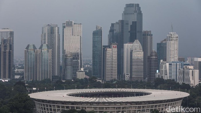 Lanskap gedung pencakar langit di Jakarta, Rabu (6/8/2025). Badan Pusat Statistik (BPS) mengumumkan pertumbuhan ekonomi triwulan II-2025 tembus 5,12%. Angka ini Lebih tinggi dibandingkan triwulan I yang sebesar 4,87%.
