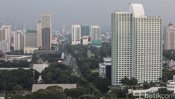 Lanskap gedung pencakar langit di Jakarta, Rabu (6/8/2025). Badan Pusat Statistik (BPS) mengumumkan pertumbuhan ekonomi triwulan II-2025 tembus 5,12%. Angka ini Lebih tinggi dibandingkan triwulan I yang sebesar 4,87%.