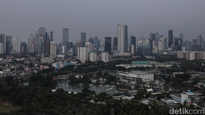 Lanskap gedung pencakar langit di Jakarta, Rabu (6/8/2025). Badan Pusat Statistik (BPS) mengumumkan pertumbuhan ekonomi triwulan II-2025 tembus 5,12%. Angka ini Lebih tinggi dibandingkan triwulan I yang sebesar 4,87%.