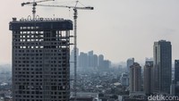 Proyek pembangunan salah satu gedung pencakar langit di Jakarta, Rabu (6/8/2025). Badan Pusat Statistik (BPS) mengumumkan pertumbuhan ekonomi triwulan II-2025 tembus 5,12%. Angka ini Lebih tinggi dibandingkan triwulan I yang sebesar 4,87%.Namun, data BPS tersebut diragukan. Foto: Rifkianto Nugroho/detikcom