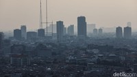 Lanskap gedung pencakar langit di Jakarta. Ekonom dari Center of Economic and Law Studies (CELIOS) mengatakankepada detikcom, Selasa (5/8), pengumuman pertumbuhan ekonomi triwulan II 2025 penuh kejanggalan dan tanda tanya publik. Saya tidak percaya dengan data yang disampaikan mewakili kondisi ekonomi yang sebenarnya. Foto: Rifkianto Nugroho/detikcom