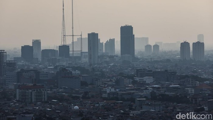Lanskap gedung pencakar langit di Jakarta, Rabu (6/8/2025). Badan Pusat Statistik (BPS) mengumumkan pertumbuhan ekonomi triwulan II-2025 tembus 5,12%. Angka ini Lebih tinggi dibandingkan triwulan I yang sebesar 4,87%.
