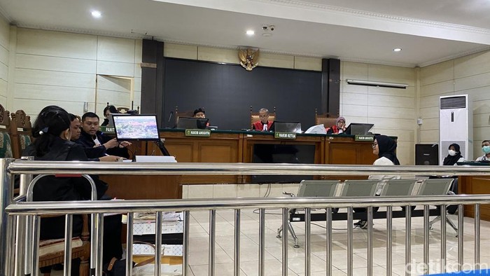 Terdakwa Zara Yupita Azra diperiksa sebagai saksi di sidang kasus PPDS Anestesi Undip, di PN Semarang, Kecamatan Semarang Barat, Kota Semarang, Rabu (6/8/2025).